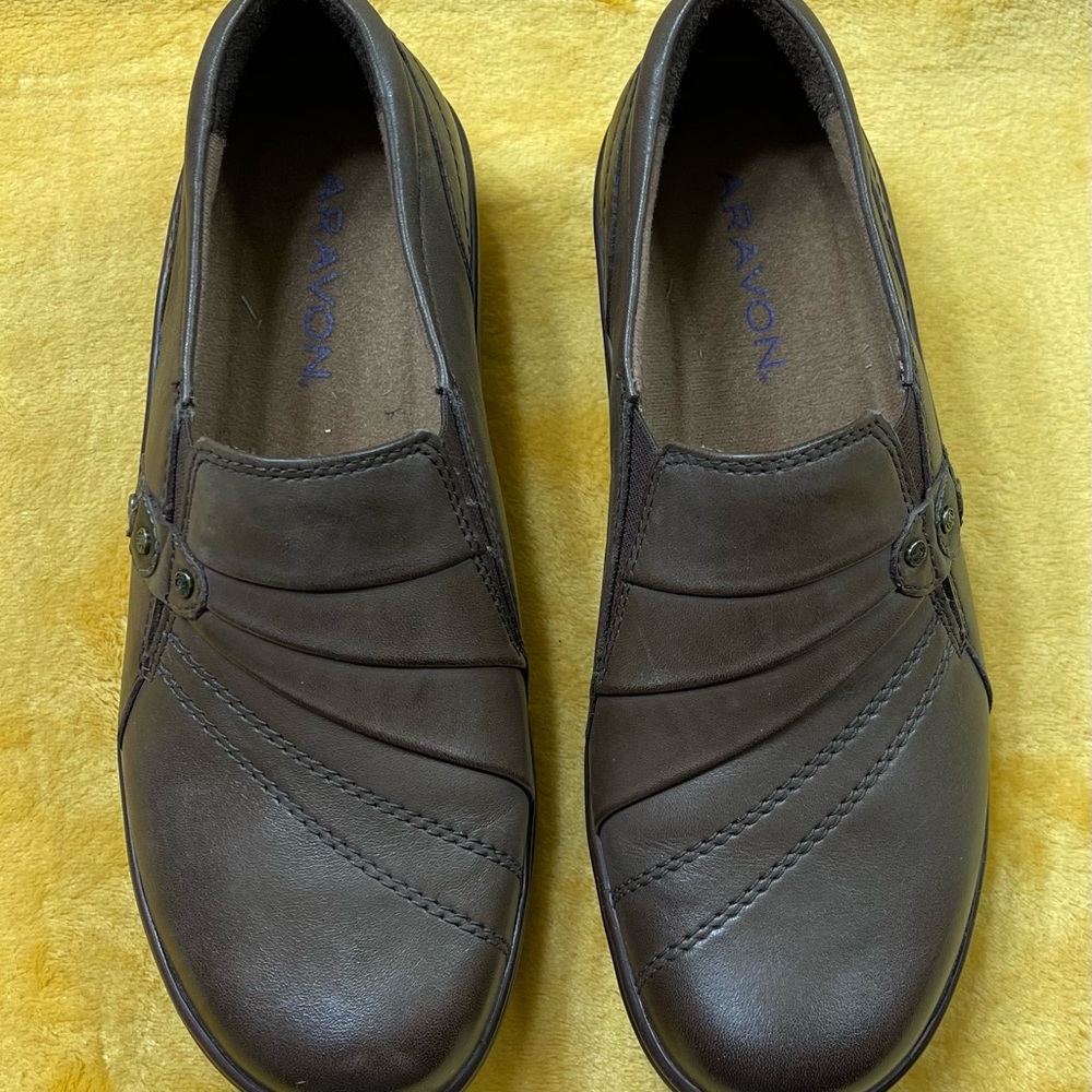 Aravon by New Balance size 7.5B Brown Slip On Shoe Leather Upper Padded Insole